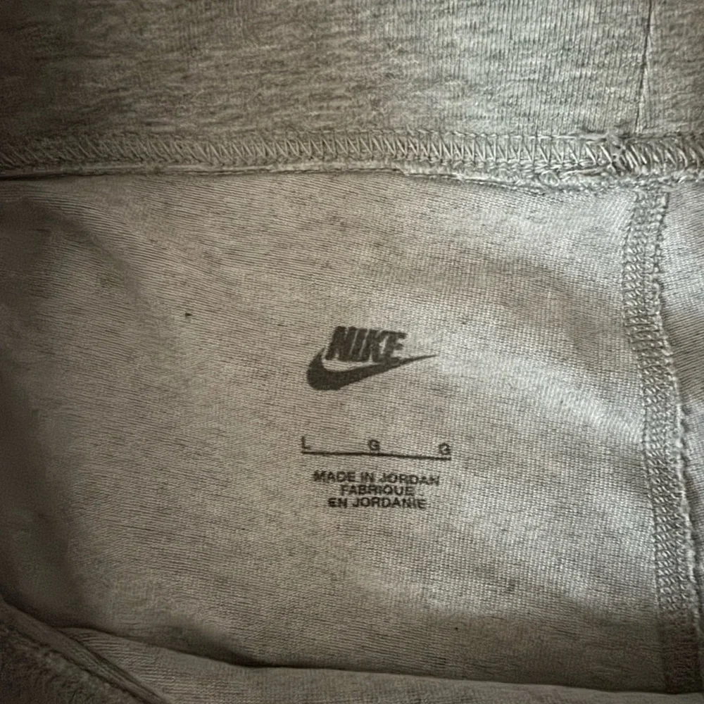Nike Women’s Gray Crop Leggings with White Swoosh Large - Picture 4 of 6